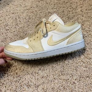 Women’s Jordan 1 Low SE. Color: “Gold/Sail” Size: 7.5
